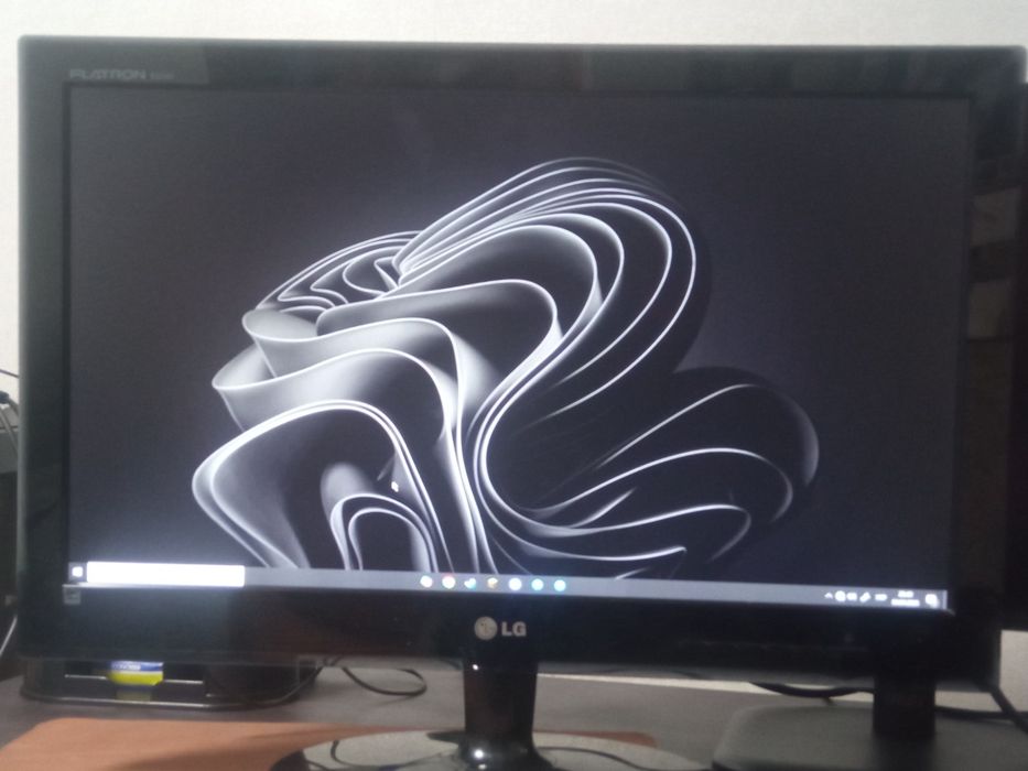 Монітор 22 дюйми 60Гц, провід  VGA, у хорошому стані