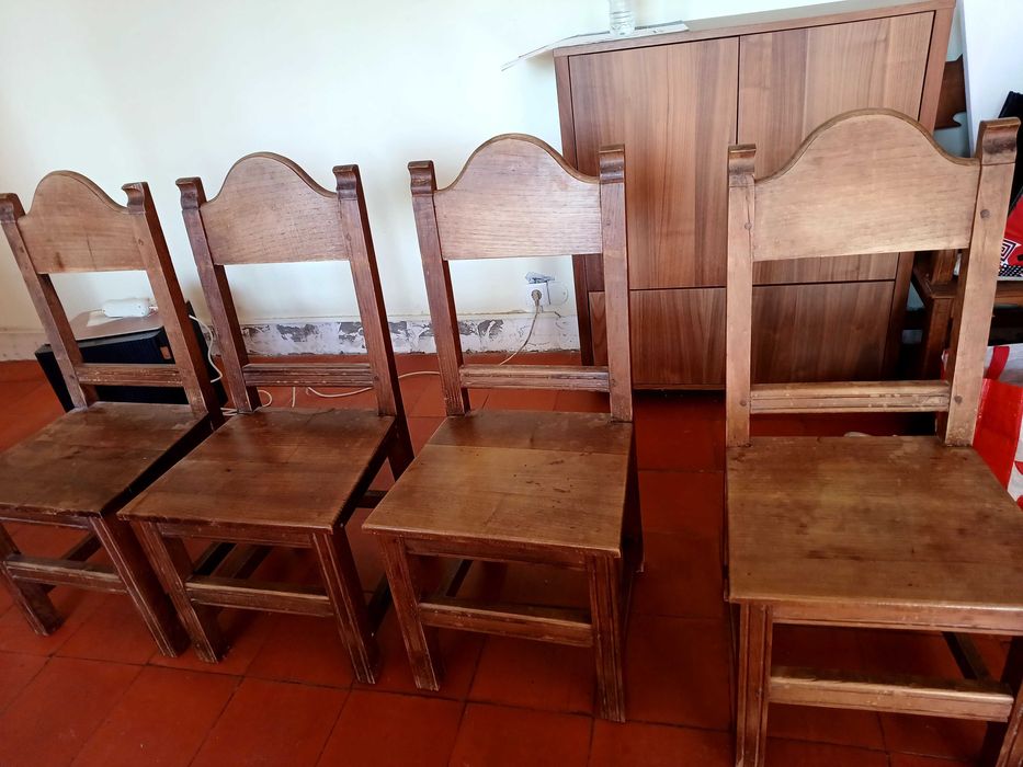 4 Cadeiras rustica de madeira maçica de castanho