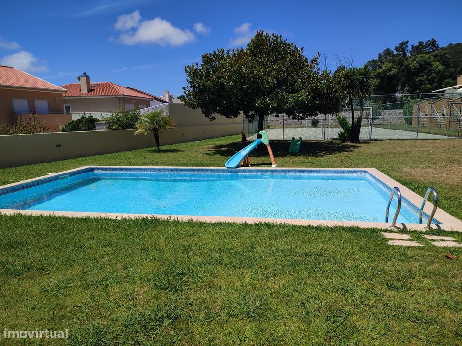 Moradia c/4 quartos(2 suites)+escritório, condomínio fechado c piscina