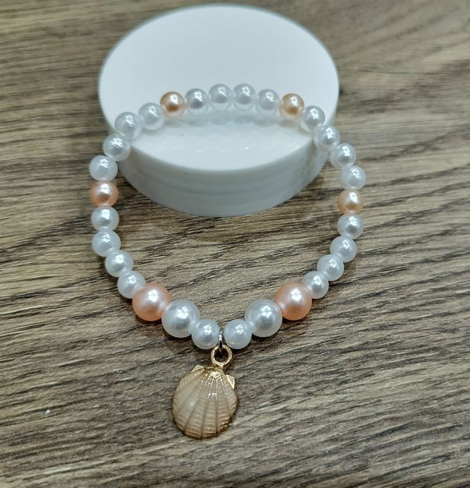 Stylowa damska bransoletka z zawieszką muszelką