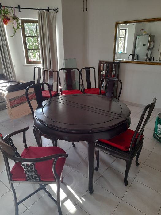 Mesa extensível escura, oriental com 8 cadeiras. 

Tem uma parte do vidro partida.
Poderá usar a mesa sem os vidros.

As cadeiras algumas soltaram se