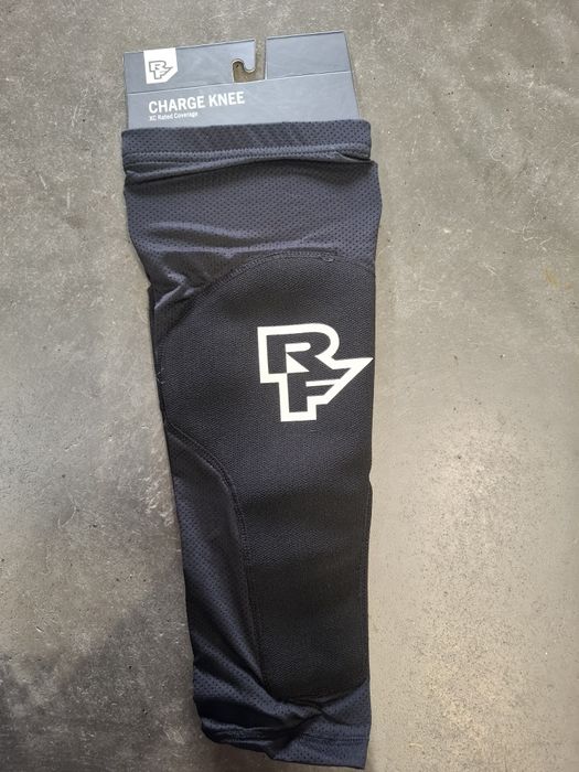 Ochraniacze rowerowe na kolana Race Face Charge Knee rozmiary