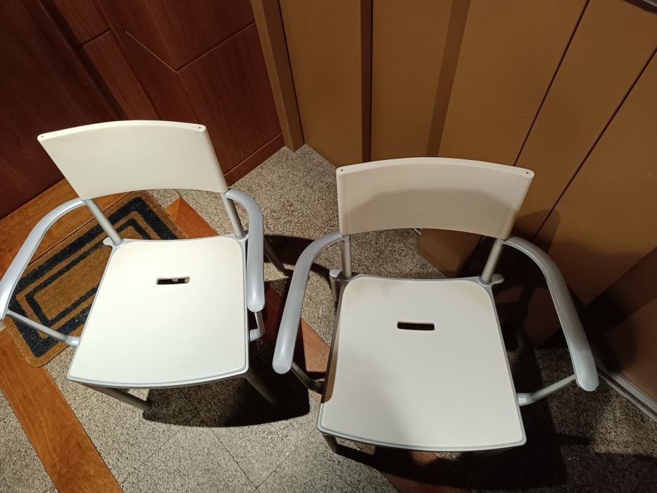 Cadeiras de metal e plastico