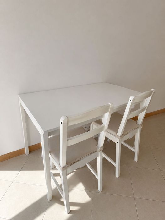 Mesa de Cozinha + 2 cadeiras