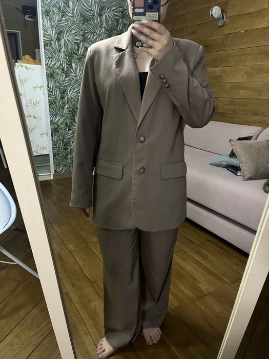 Коричневий костюм