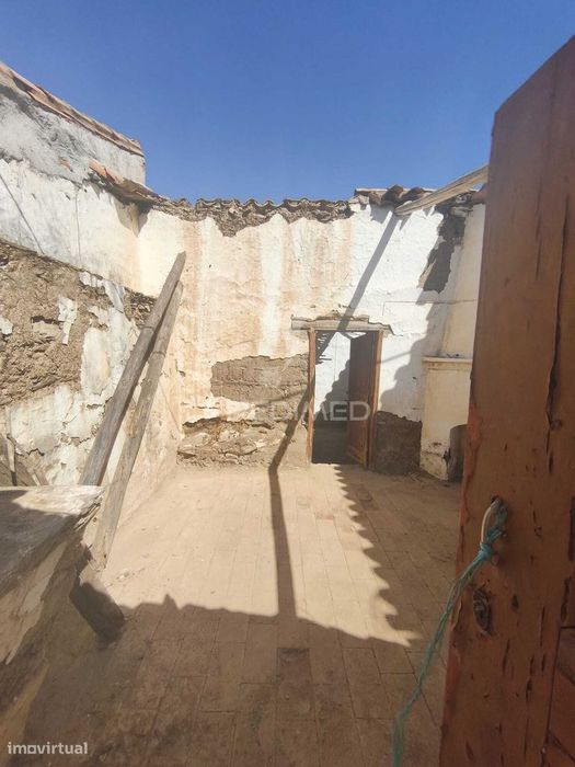 Oportunidade de Restauro: Ruína Tradicional no Coração do Alentejo...