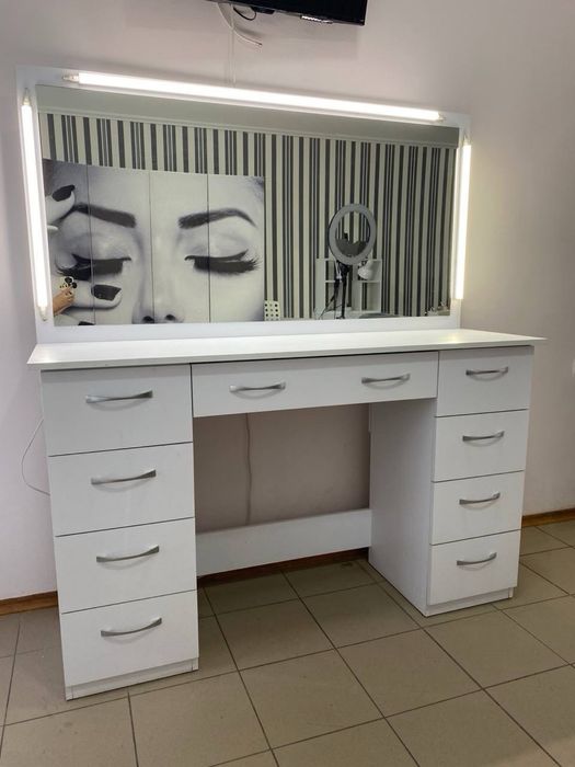 Столик з дзеркалом візажиста