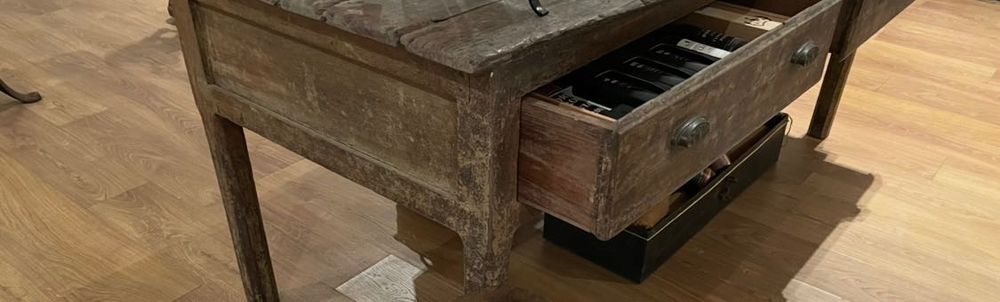 Mesa antiga rústica com patina original