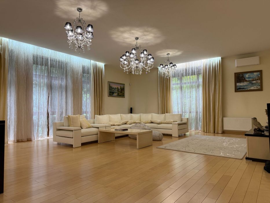 Містечко біля лісу, 45 соток, будинок 600 м2, Стоянка