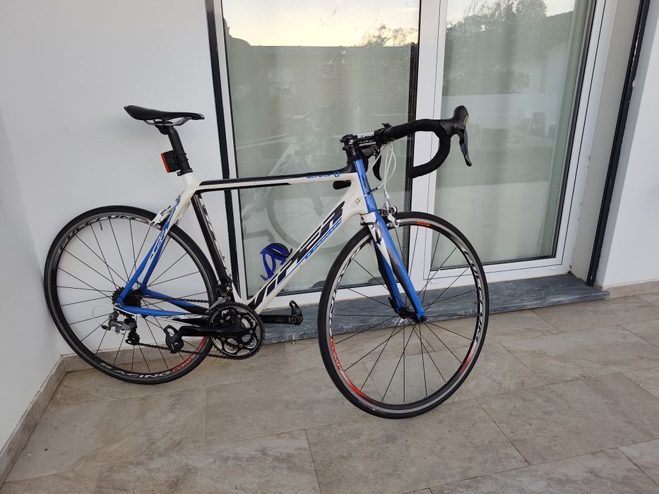 Bicicleta de estrada + rolo de treino