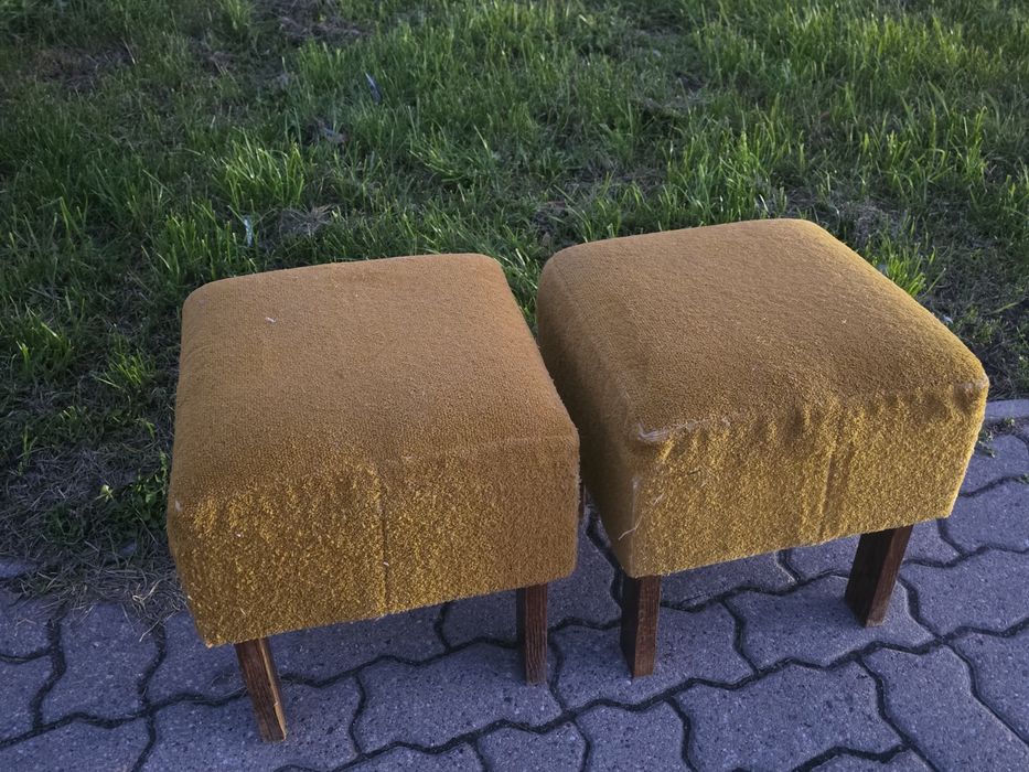 Dwie tapicerowane pufy / stołki vintage – komplet
