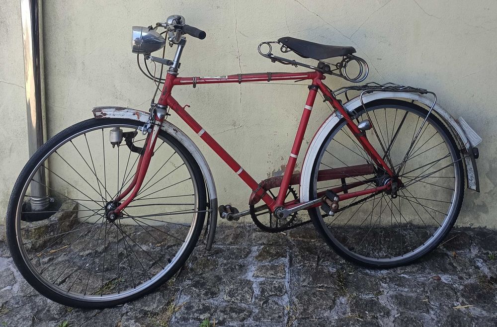 Bicicleta pasteleira e bicicleta feminina