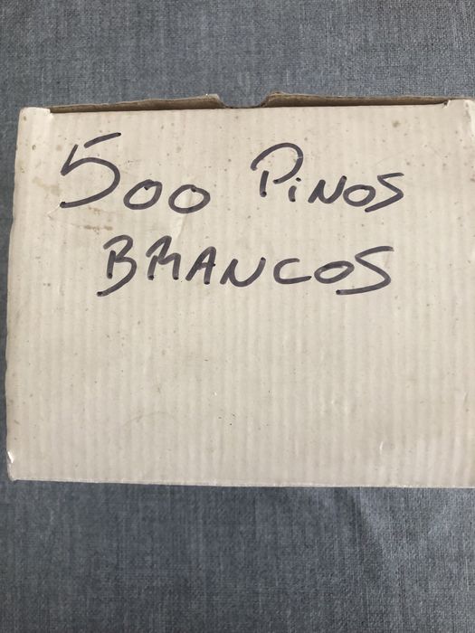 Cama casal e pin metal e brancos novos e dois móvel cabides muito bons