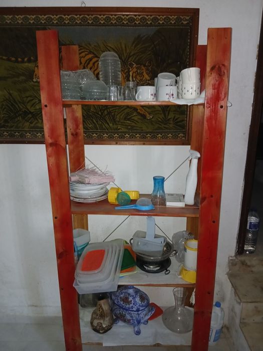 Estante com utensilios loiças canecas e afins