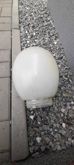 Stary klosz z lampy przemysłowej