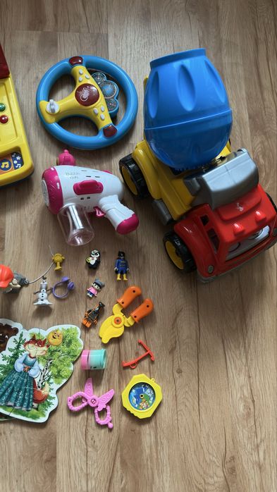 Різноманітні дитячі іграшки