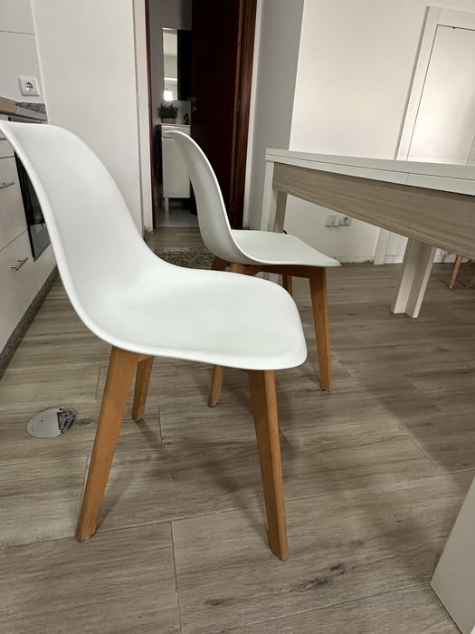 Mesa de jantar extensivel usada com 4 cadeiras