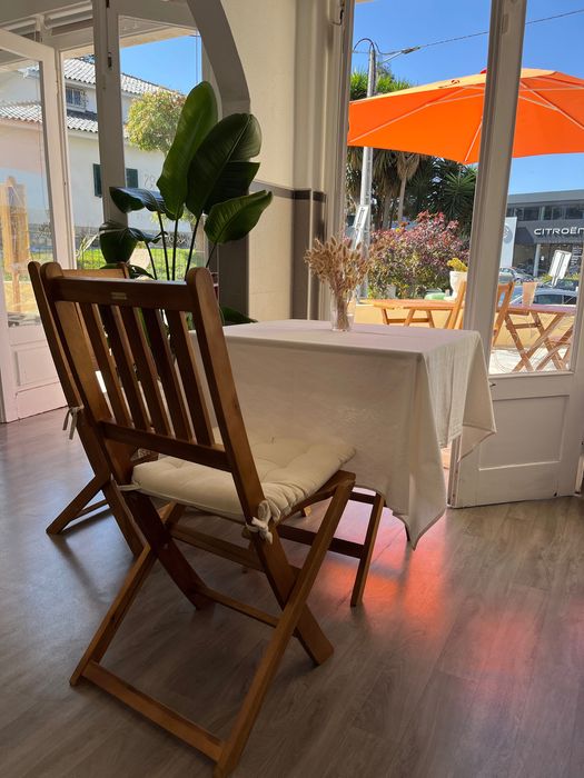 Conjunto mesa com toalha e cadeiras com almofadas