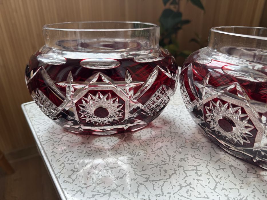 Продаются вазы хрустальные.