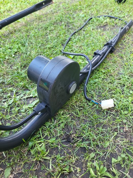 Wyłacznik kosiarki elektrycznej  z gryfem.
