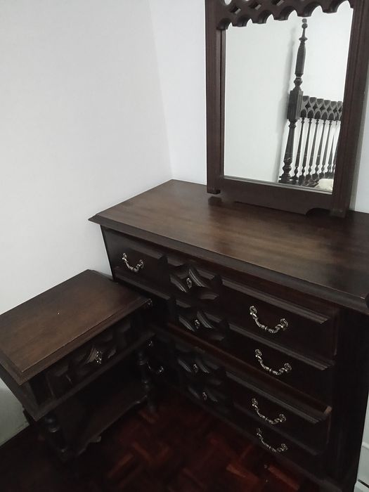 Vendo cómoda acompanha os dois criados