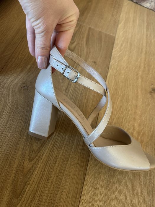 Sandały kotyl nowe beżowe 36