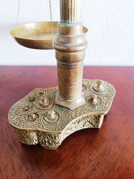 Balança em latão, 4 pratos, 63cm altura