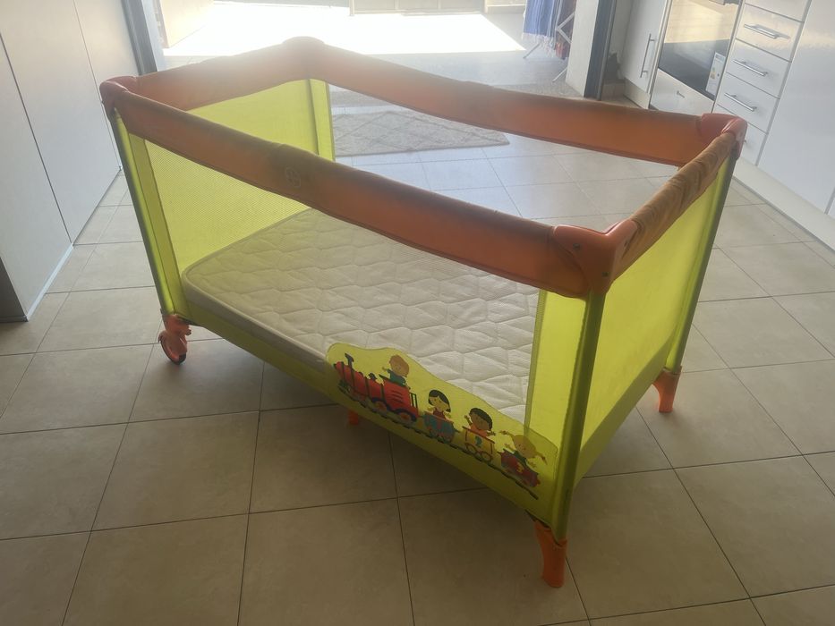 Cama de viagem inclui colchao