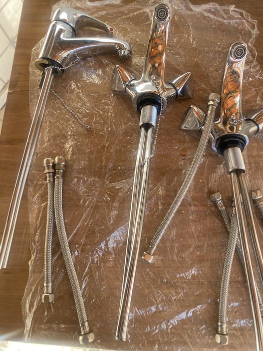 Conjunto de misturadoras para lavatorio com os acessorios da imagem