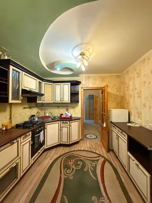 Унікальна 5+кімнатна квартира з гаражем, 2 кухнями та окремим входом