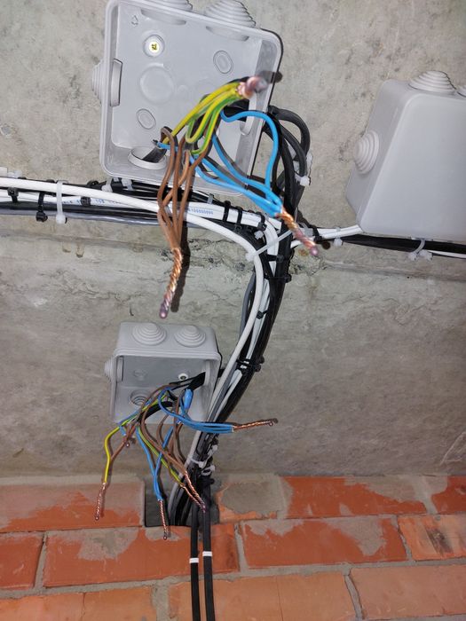 Електрик , Електро-монтажні роботи.