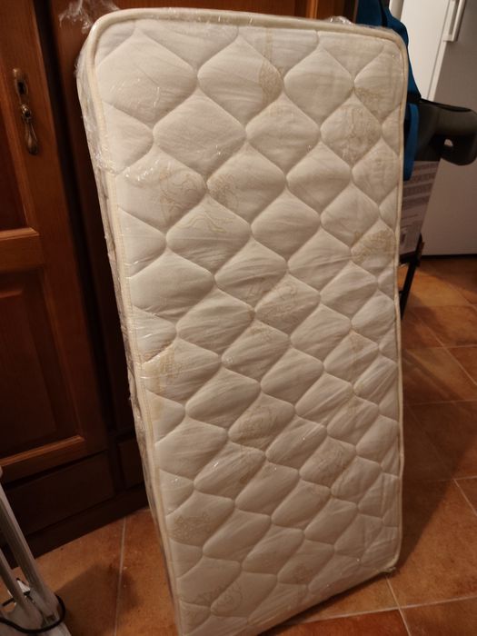 Berço de bébé com colchão