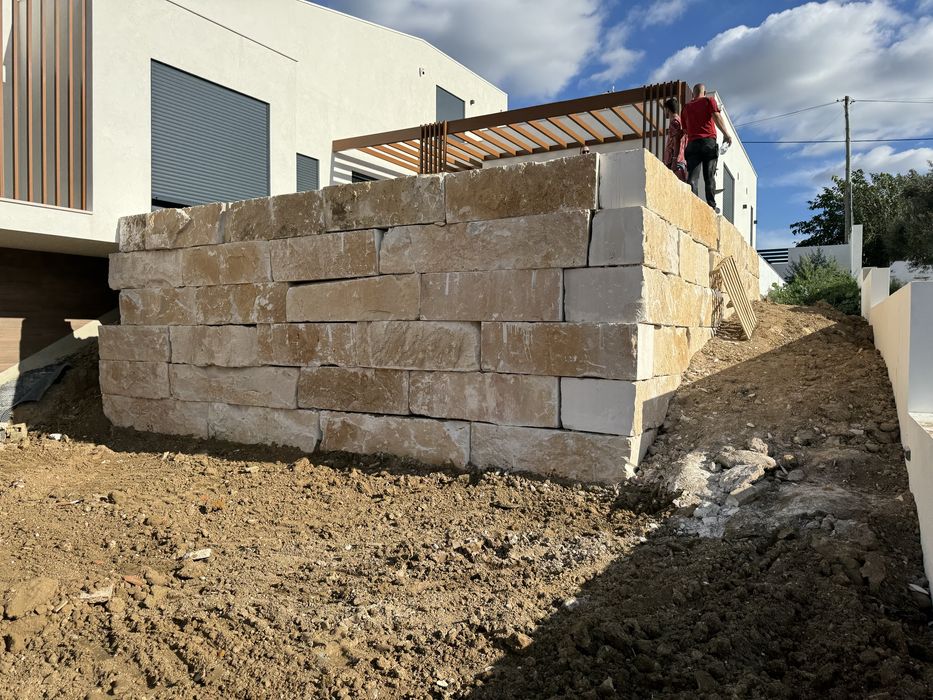 Muro pedra e calcada