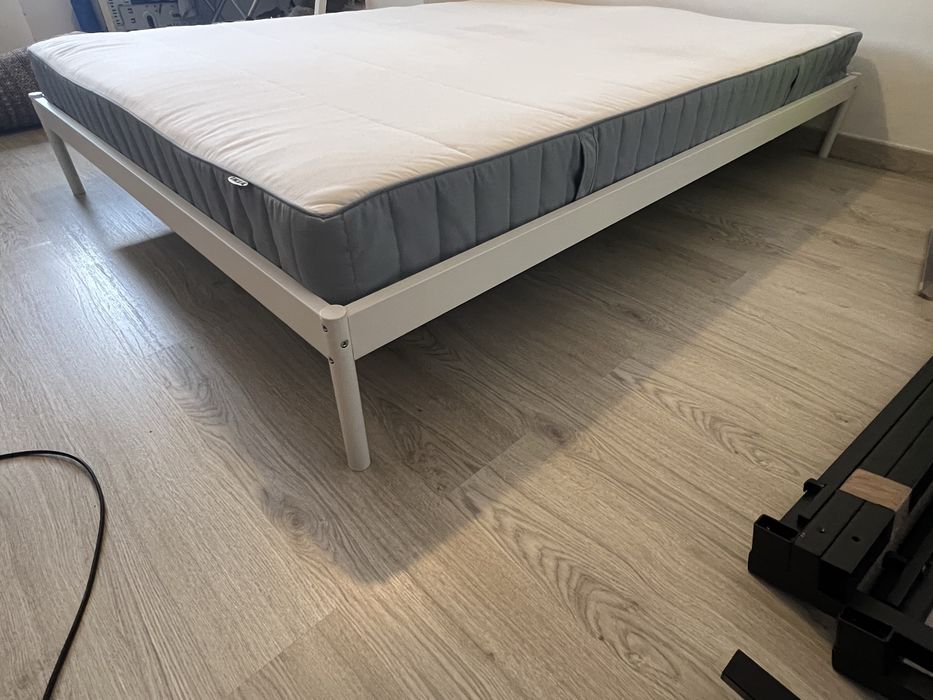 VEVELSTAD Estrutura de cama, branco, 140x200 cm + VESTERÖY Colchão molas ensacadas, firme/azul claro, 140x200 cm.