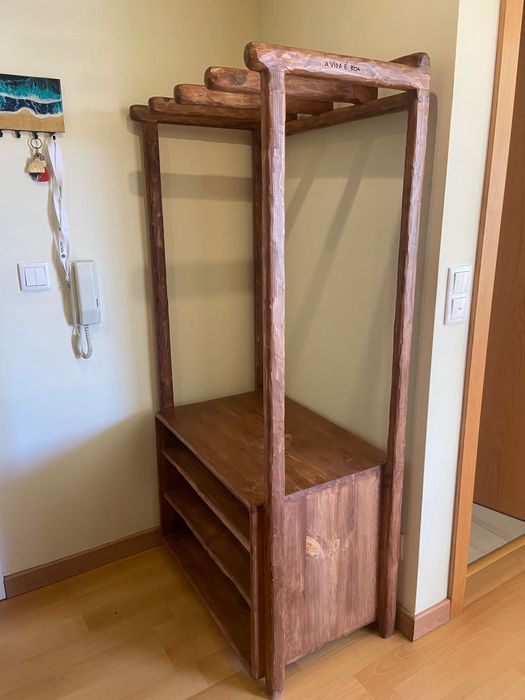 Sapateiro e rack de prancha de madeira rústica