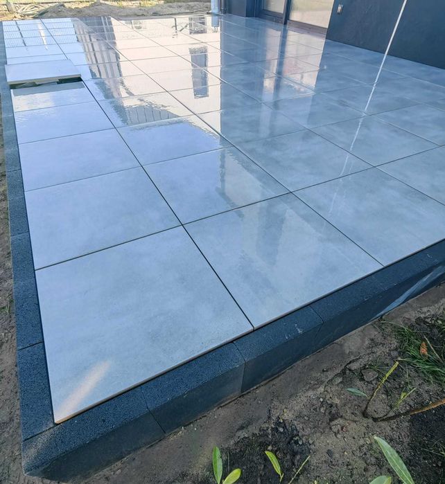 Układanie kostki brukowej i montaż ogrodzeń