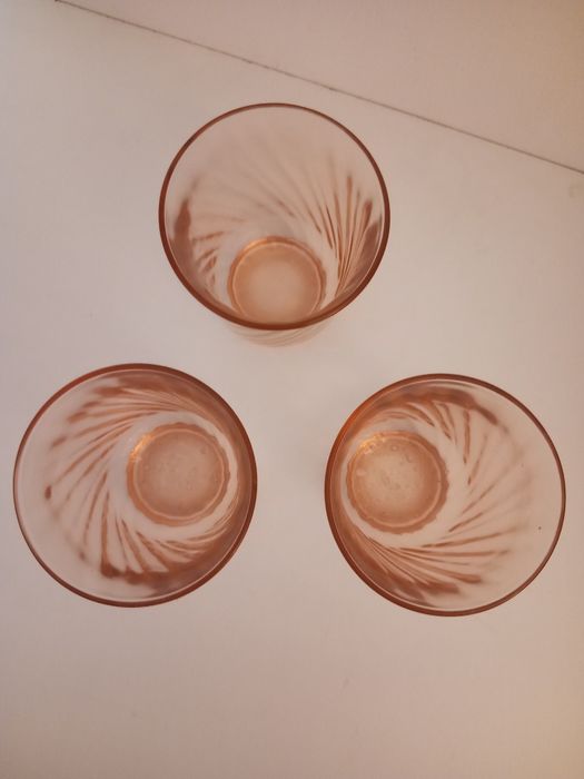 3 pequenos copos rosados vidro