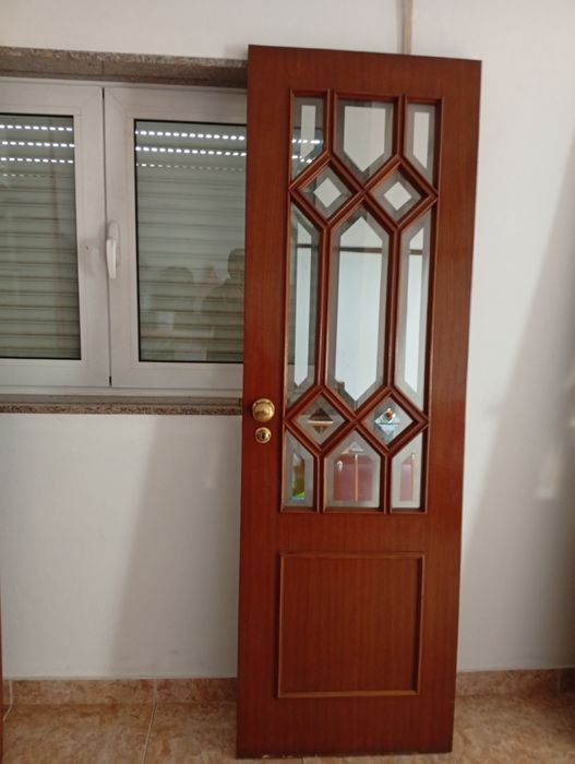 Portas interioes, de madeira carvalho. Com vidro.