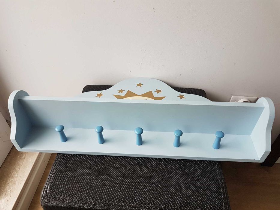 Niebieska drewniana wisząca półka z wieszakami Mały książę SIA KIDS