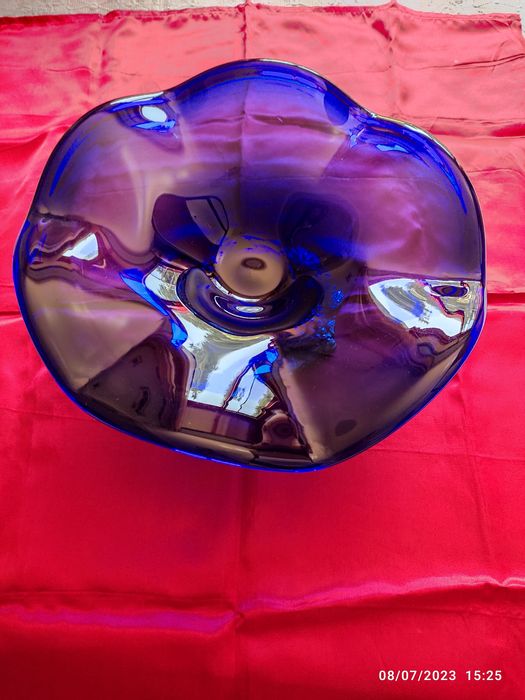 Blue glass fruit bowl
in blue color,
. Silver-finished base.