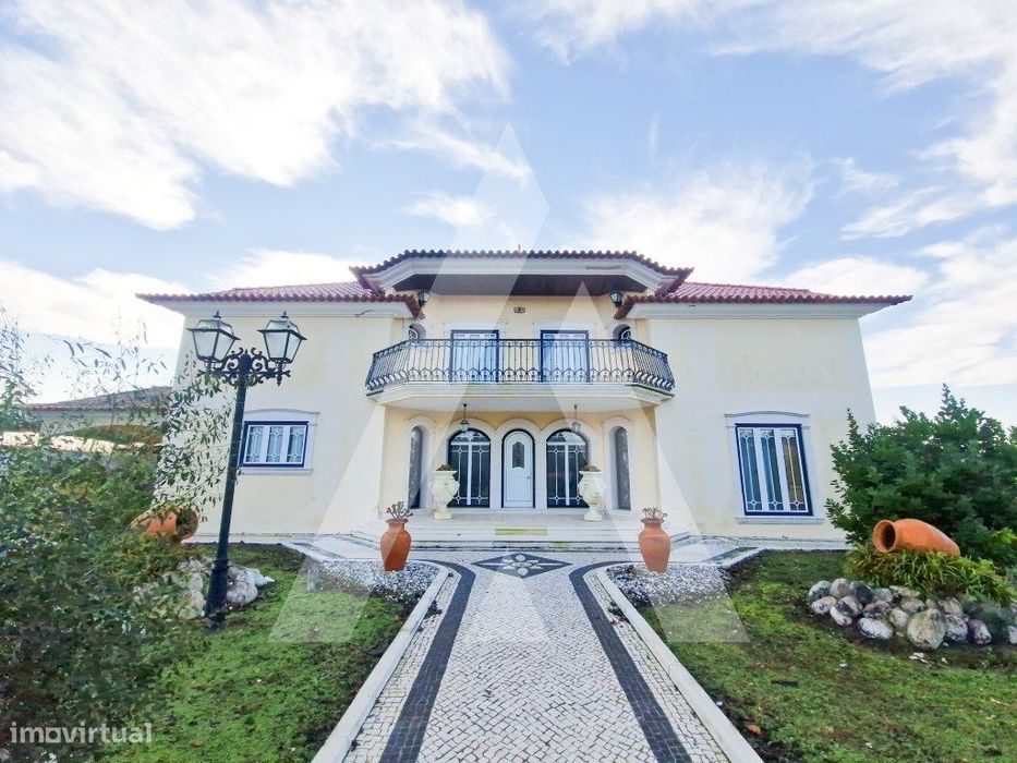 Moradia T5 de Arquitetura Tradicional com Piscina e Terreno de 4.07...