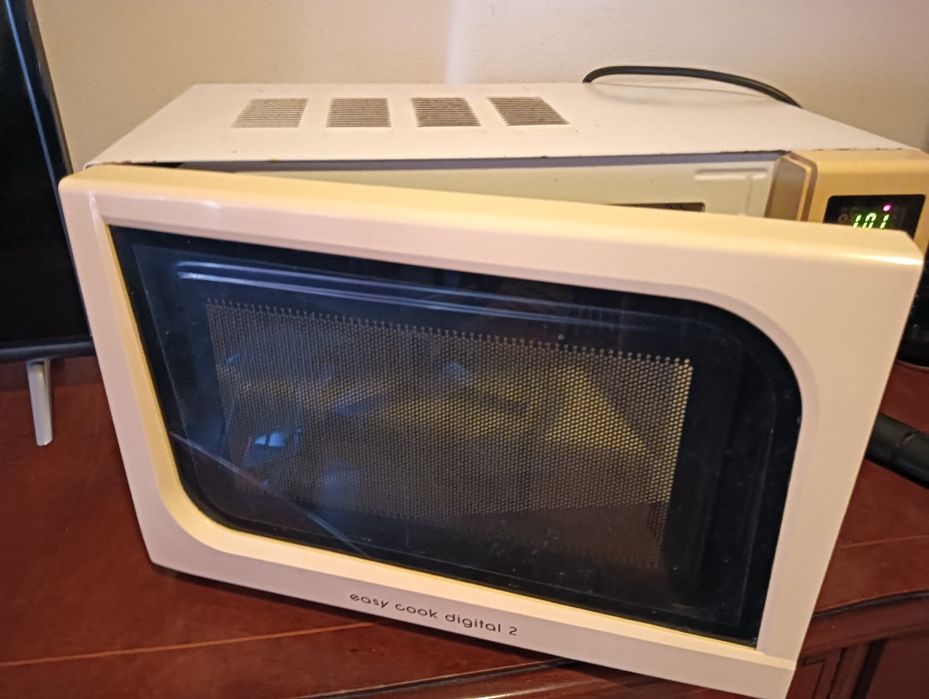 Forno Micro Ondas BECKEN - Usado mas a funcionar bem.