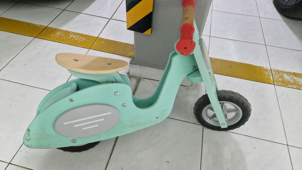Bocicleta de madeira criança