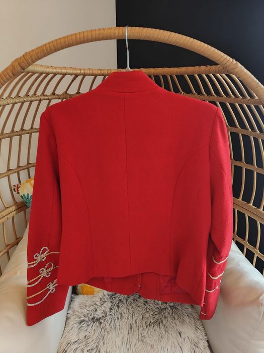 Casaco forrado vermelho, dourado e prateado