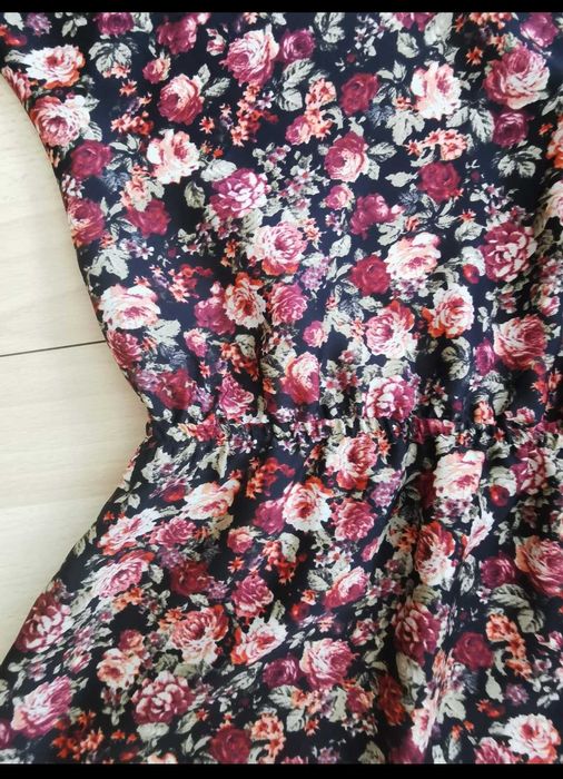 Lekka czarna sukienka w czerwone róże H&M rozmiar 42