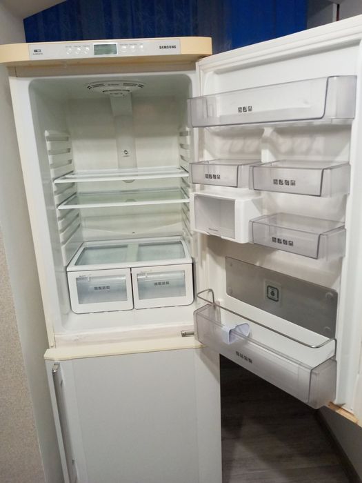 Холодильник Samsung