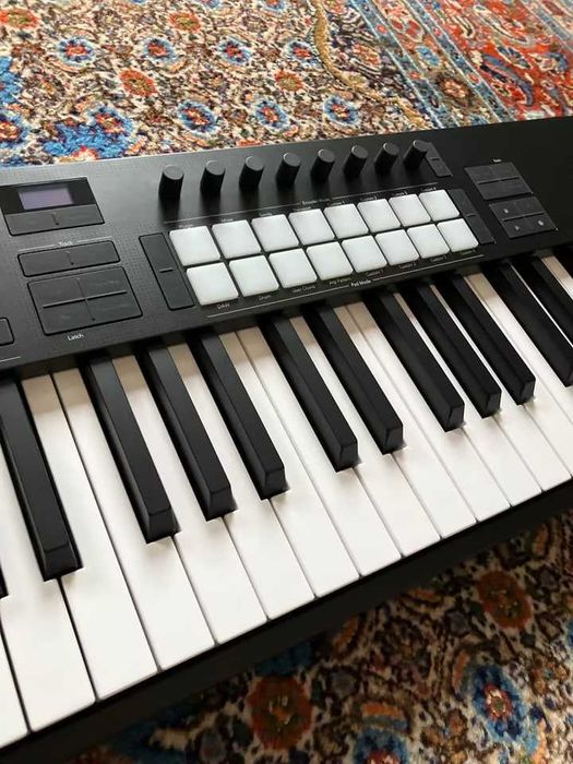 Novation Launchkey 61 MK4 Midi Keyboard