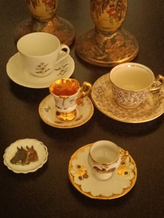 Chávenas de café e chávenas mimiaturas