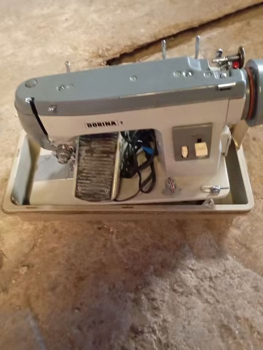 Vendo esta máquina de costura a trabalhar muito bem