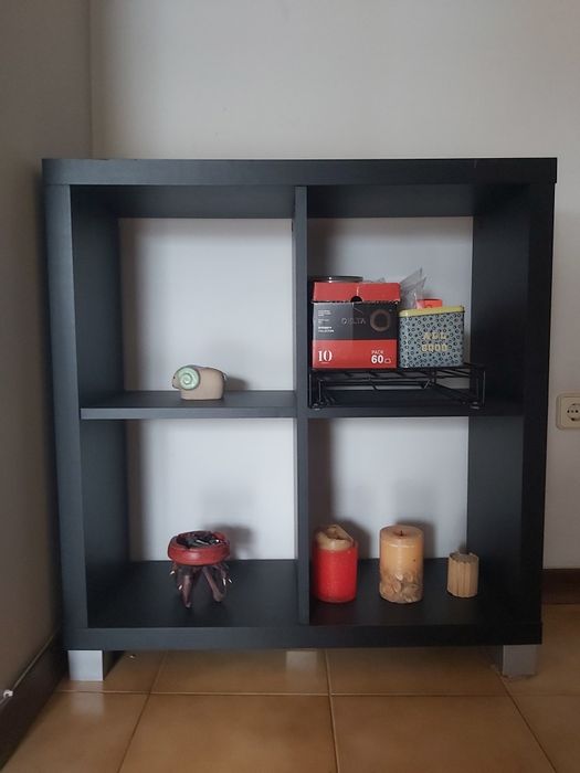 Móvel preto com pés prateados, medidas largura 82cm, altura 88,5cm